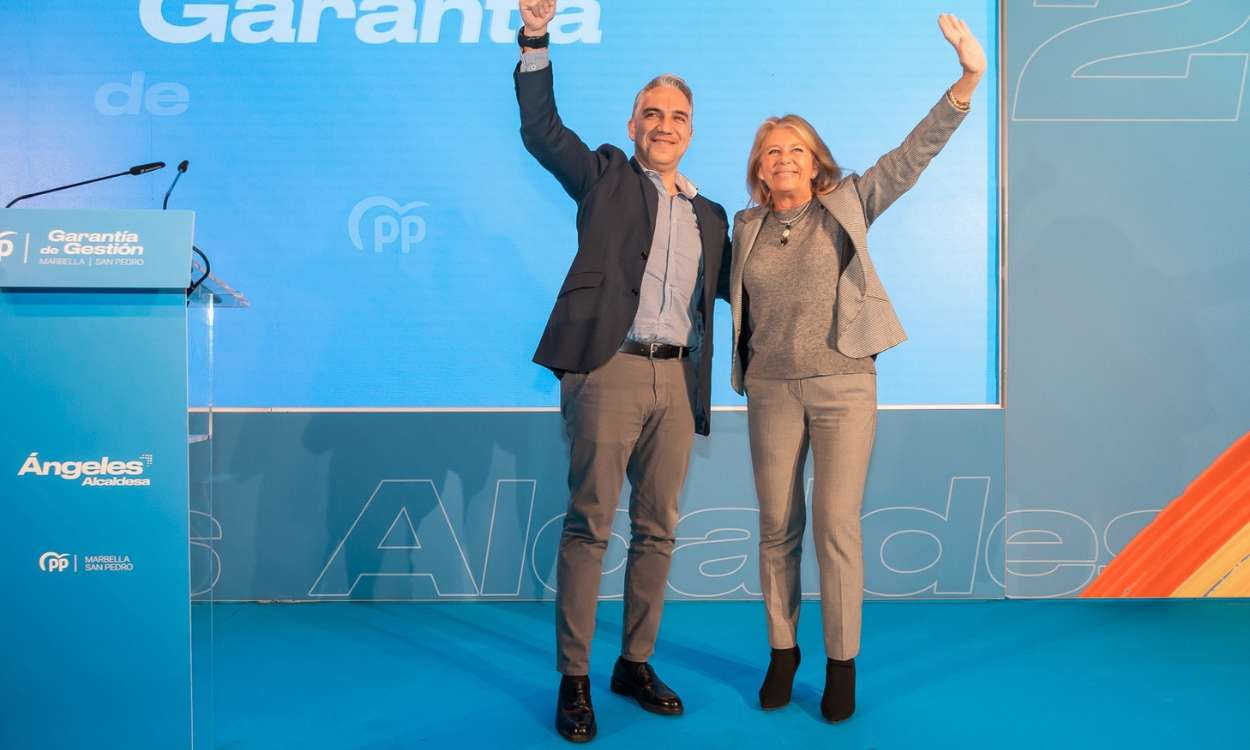 Elías Bendodo, coordinador general del PP, junto a Ángeles Muñoz, alcaldesa de Marbella y candidata del PP a la Alcaldía del municipio. EP