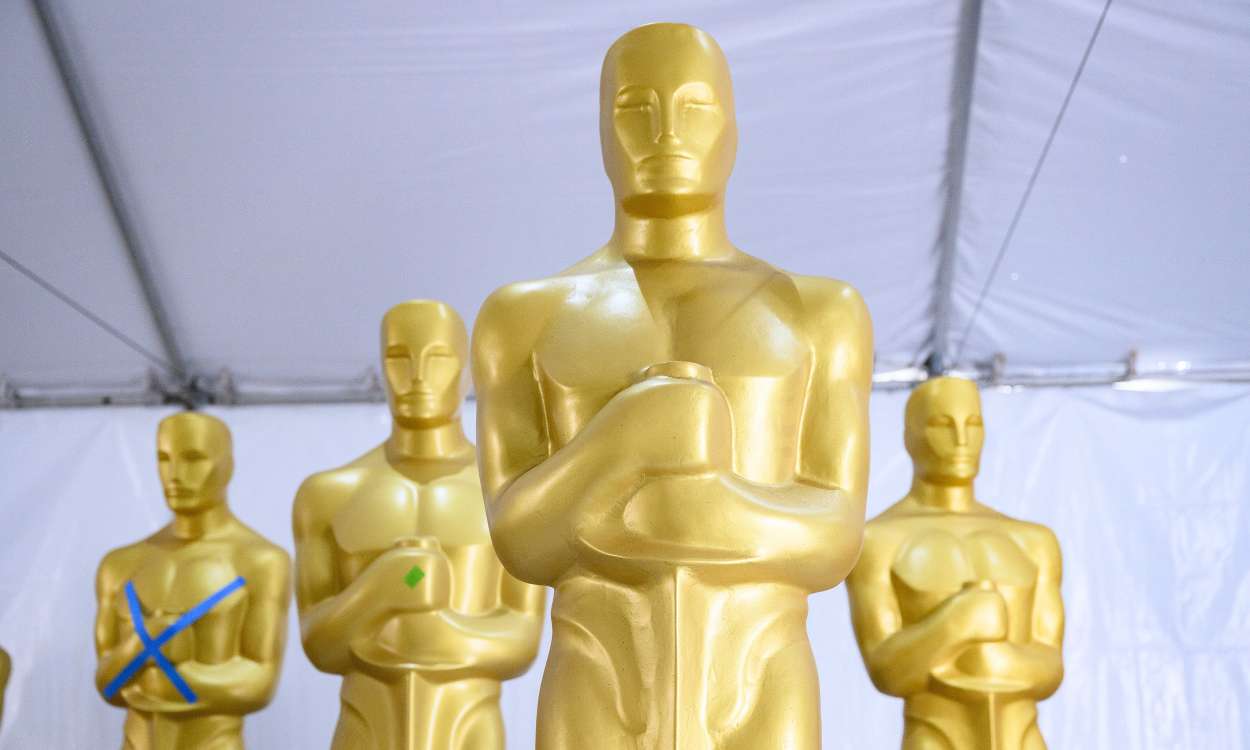 Una vista de numerosas estatuas de los Oscar durante los preparativos para la 96ª ceremonia anual de los Premios de la Academia. EP