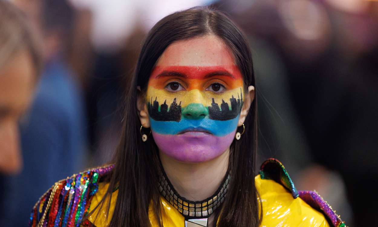 Una chica con la cara pintada de la bandera LGTB en la segunda jornada de Fitur 2023. EP