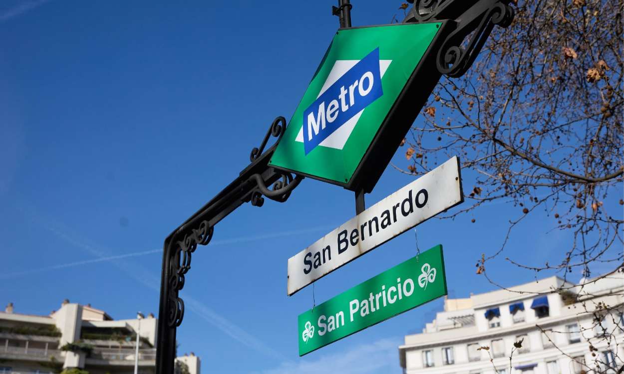 La estación de metro de San Bernardo decorada por San Patricio