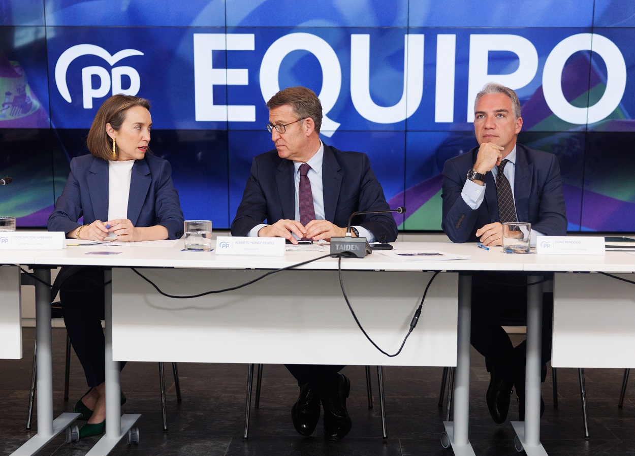 La portavoz del PP en el Congreso, Cuca Gamarra; el presidente del Partido Popular, Alberto Núñez Feijóo y el coordinador general del Partido Popular, Elías Bendodo. EP.