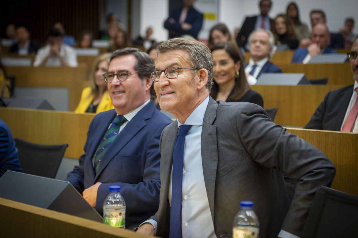 El presidente del PP, Alberto Núñez Feijóo, y el presidente de la CEOE, Antonio Garamendi, durante el IV Foro Emprendedores y Autónomos. EP.