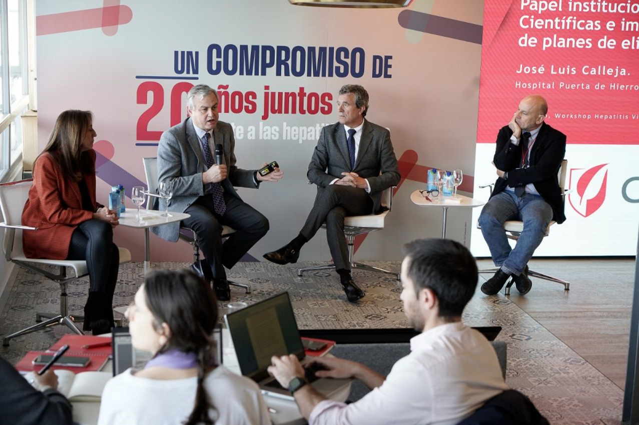 De izquierda a derecha, Marta Velázquez (Gilead Sciences), el doctor José Luis Calleja, el doctor Javier Crespo y el doctor Manuel Romero. EP