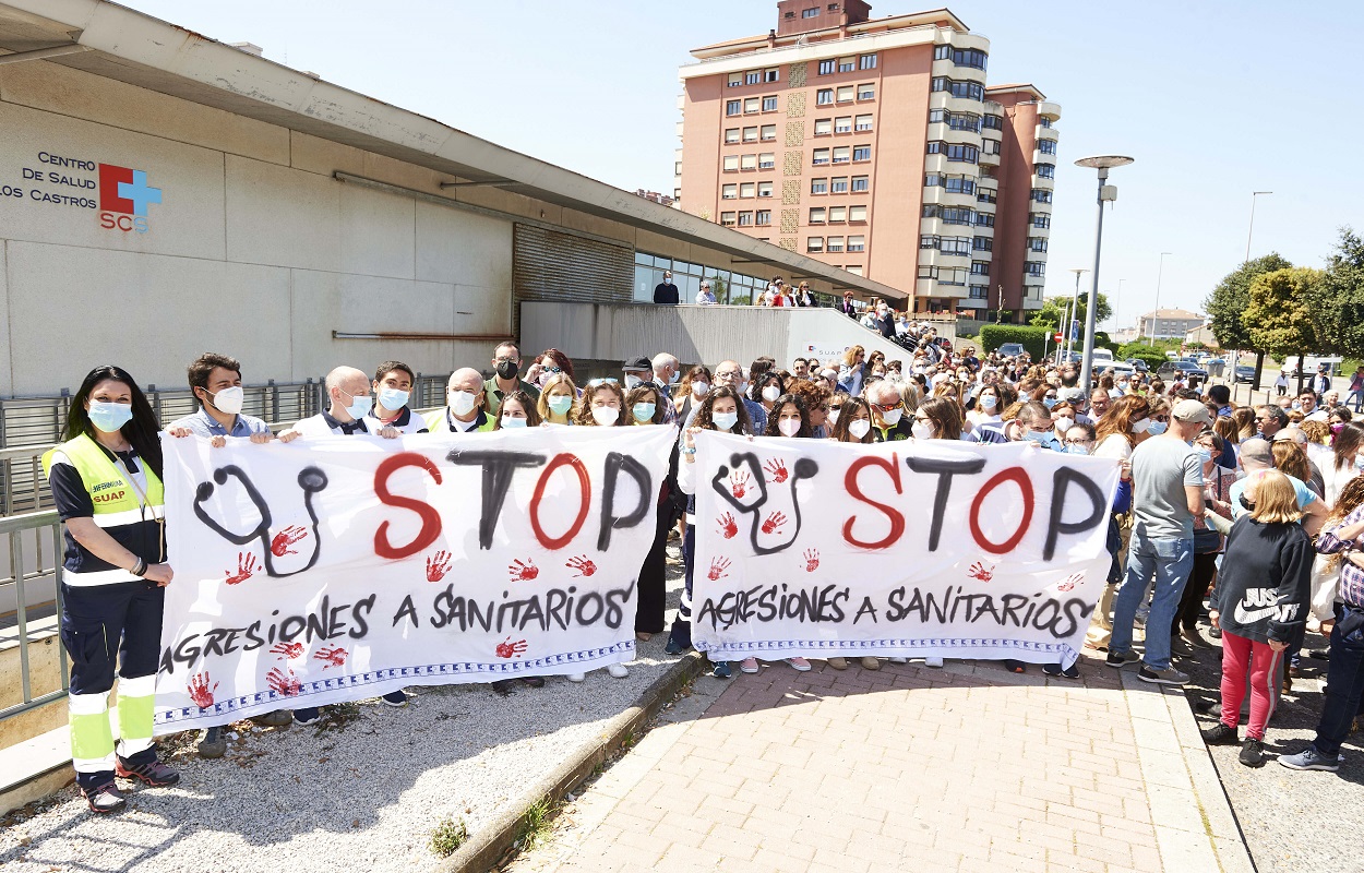 Concentración contra las agresiones sanitarias en Santander