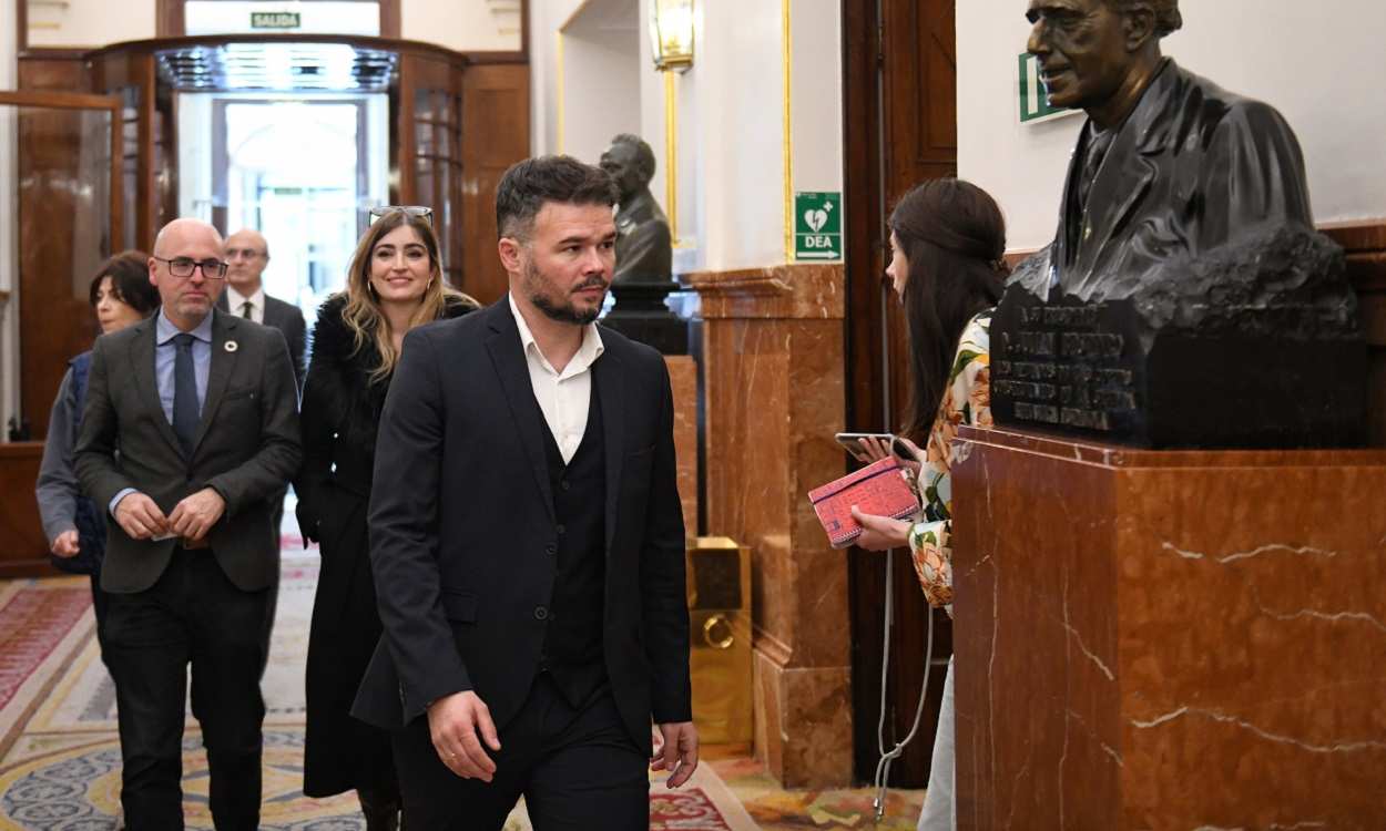 El portavoz de ERC, Gabriel Rufián, en los pasillos del Congreso. EP