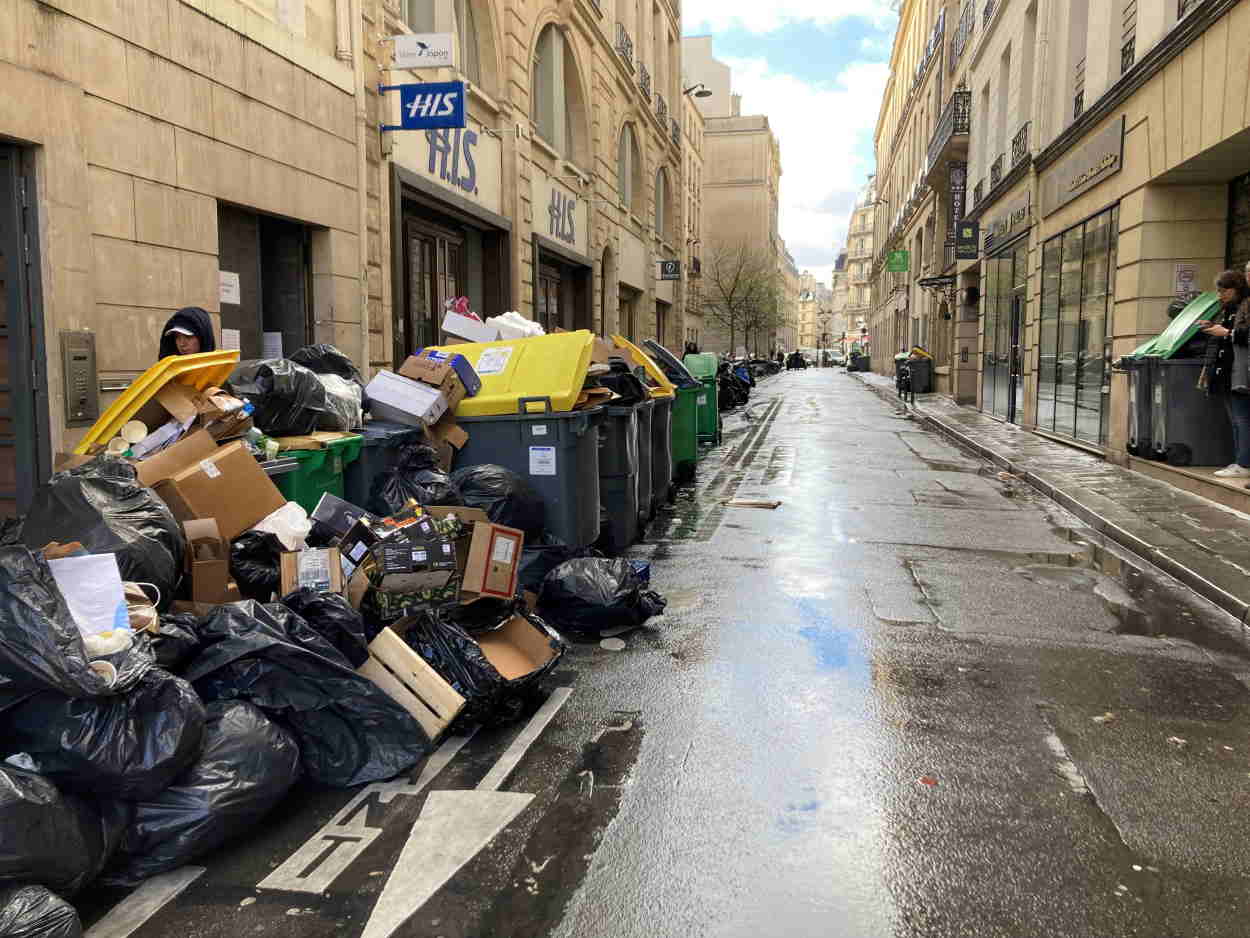 Las calles de Francia se llenan de basura por las huelgas contra la reforma de las pensiones de Macron. EP.
