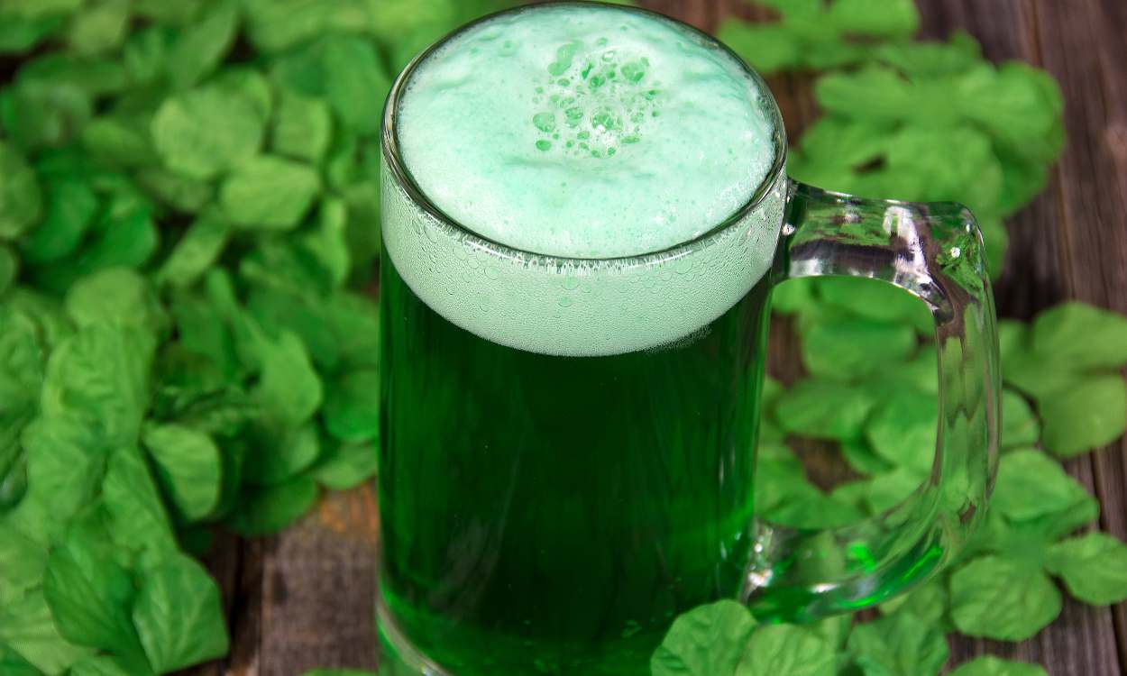 Cerveza verde en San Patricio