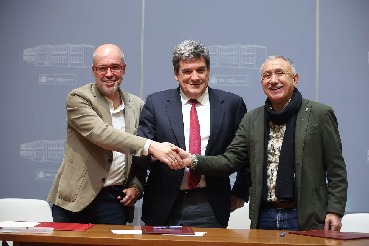 El ministro de Seguridad Social, José Luis Escrivá, con los secretarios generales de CCOO y UGT durante la firma del acuerdo. EP.