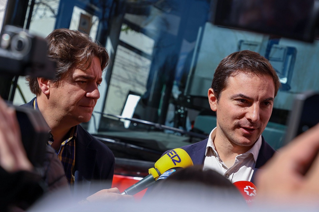 El líder del PSOE de Madrid, Juan Lobato, atiende a los medios de comunicación con el alcalde de Fuenlabrada, Javier Ayala. Fernando Astasio.