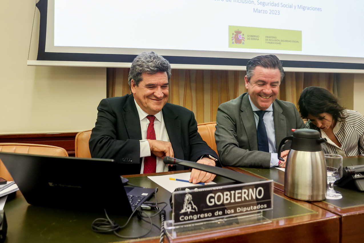 El ministro de Inclusión, Seguridad Social y Migraciones, José Luis Escrivá; el vicepresidente Segundo de la Comisión de Seguimiento y Evaluación de los Acuerdos del Pacto de Toledo, Miguel Ángel Jerez Juan; y la vicepresidenta Primera de la Comisión, Martina Velarde