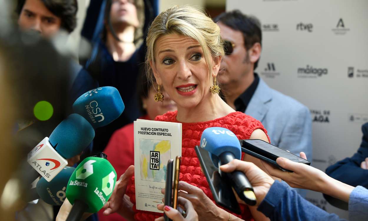 La vicepresidenta segunda del Gobierno Yolanda Díaz atendiendo a los medios de comunicación. EP