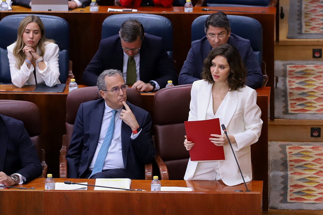 La presidenta de la Comunidad de Madrid, Isabel Díaz Ayuso, y el consejero de Sanidad de la Comunidad de Madrid, Enrique Ruiz Escudero. EP