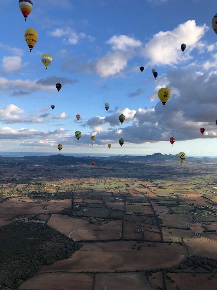 Puedes recorrer Mallorca o Ibiza a bordo de un globo aerostáticos, una experiencia apta para familias y personas de cualquier edad. (Foto: AETIB)