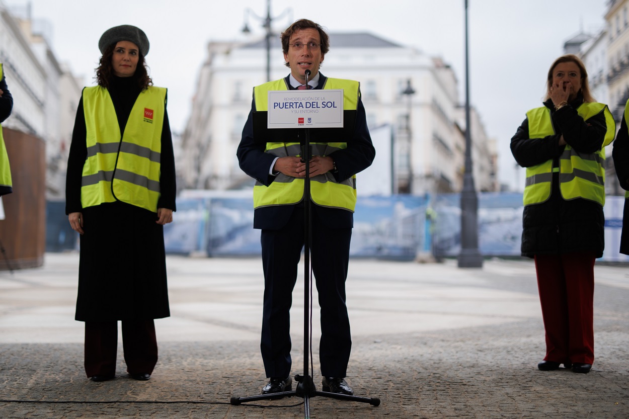 Almeida visitando las obras de la Puerta del Sol. EP