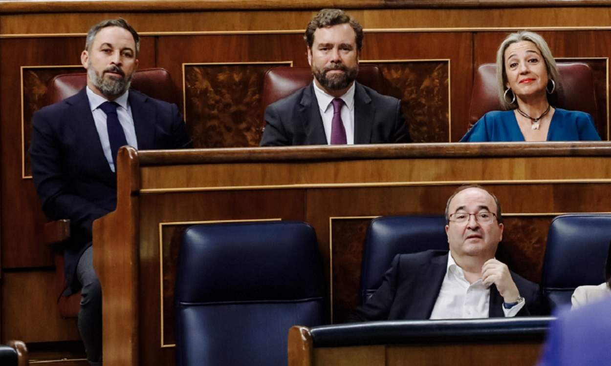 El ministro de Cultura, Miquel Iceta, con los diputados de Vox detrás en el Congreso. EP