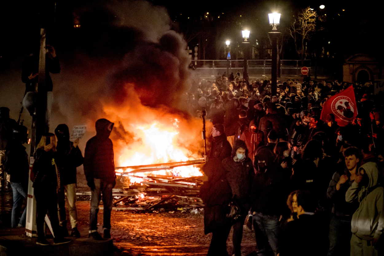 Arde París durante las protestas contra la reforma de las pensiones. EP.