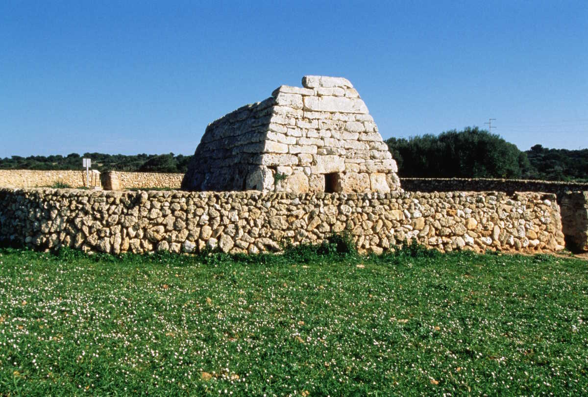 La Naveta des Tudons es una construcción funeraria de la prehistoria española usada entre los años 1200 y 750 a. C., y debe su nombre a que parece una nave invertida. (Foto: AETIB)