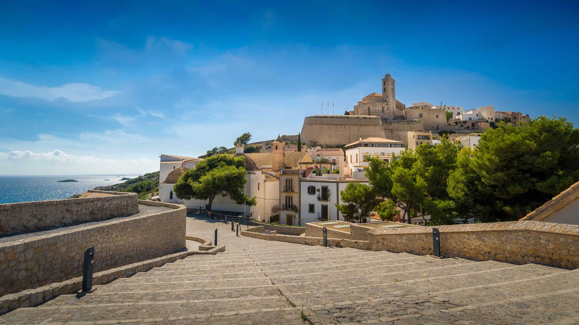 Uno de los recorridos más atractivos de Ibiza es el perímetro de la muralla renacentista y los 7 baluartes que se construyeron para defender la ciudad de los ataques de los piratas turcos