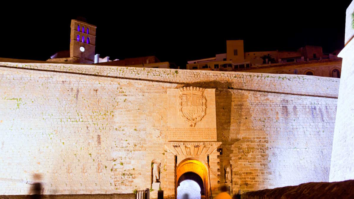 La Puerta del Mar en la Muralla de Ibiza es el principal acceso al caso antiguo. (Foto: AETIB)