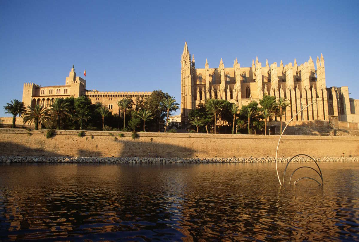 La catedral de Palma, en la isla de Mallorca, también conocida como La Seu, es una de las muestras más importantes del gótico en Europa. (FoTO: AETIB)