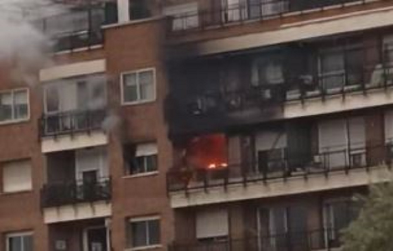 Incendio en un piso frente a Las Ventas. Redes sociales