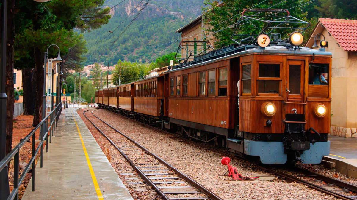 El tren de Sóller sigue utilizando la misma maquinaria de principios del siglo XX y transcurre por la Sierra Tramuntana hasta Sóllera línea tenga interés turístico por sí misma. Fue construido gracias a la contribución de mucha gente de Sóller, aunque fuese humilde