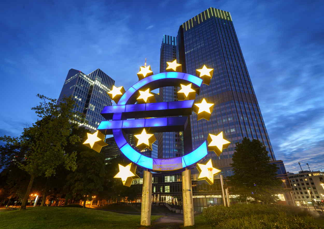 Escultura del Euro frente a la sede del Banco Central Europeo (BCE). EP