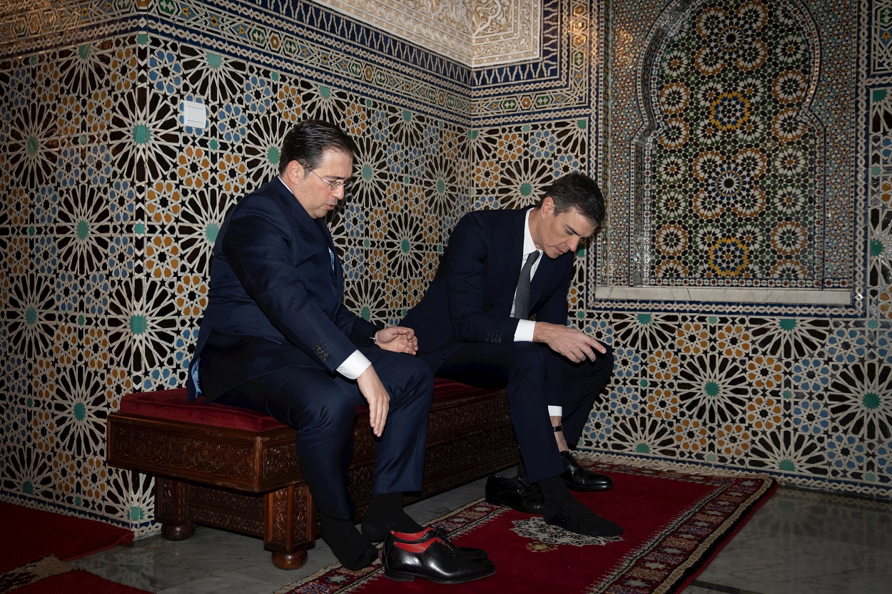 Pedro Sánchez y José Manuel Albares se descalzan a su llegada al museo en homenaje a Mohamed V. EP
