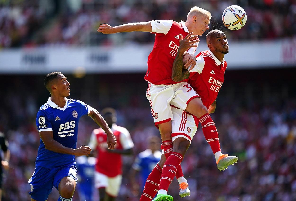 Jugadores del Arsenal golpean el balón con la cabeza