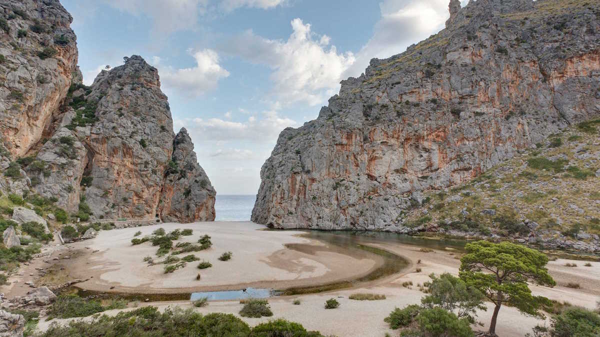 Torrent de Pareis es un espectacular cañón que concluye en la playa de Sa Calobra (Foto: AETIB)