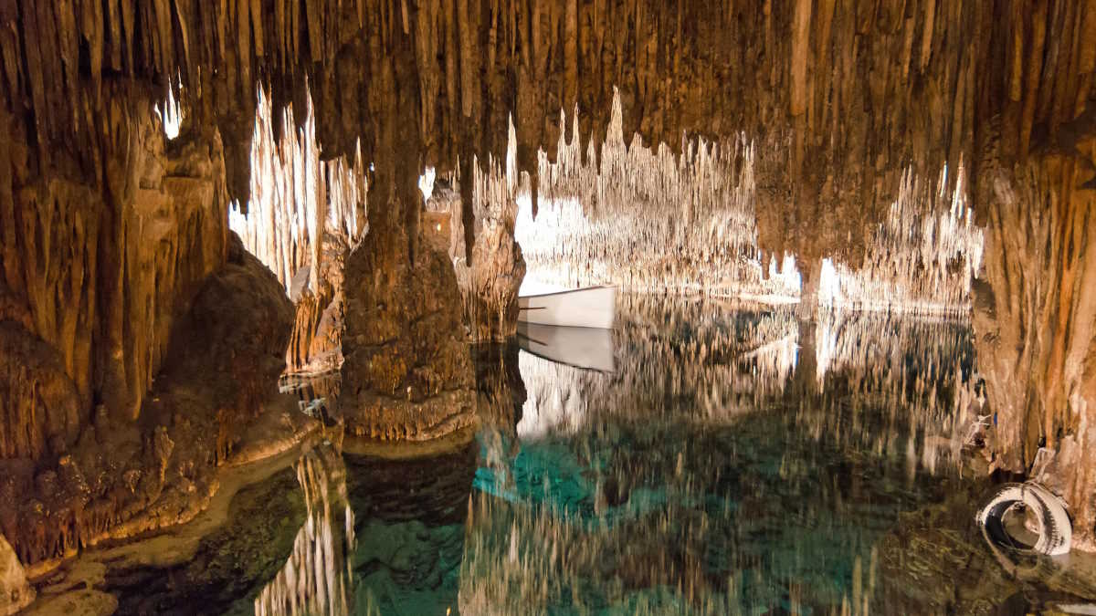 Las Islas Baleares cuentan con un tesoro escondido bajo el subsuelo, cuevas llenas de estalagmitas y estalactitas, que nos invitan a viajar al centro de la Tierra (Foto: AETIB)s