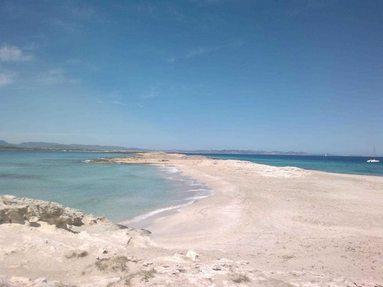 Una inmensa lengua de arena se adentra desde Formentera en el mar hasta casi tocar la isla de s'Espalmador (Foto: AETIB)