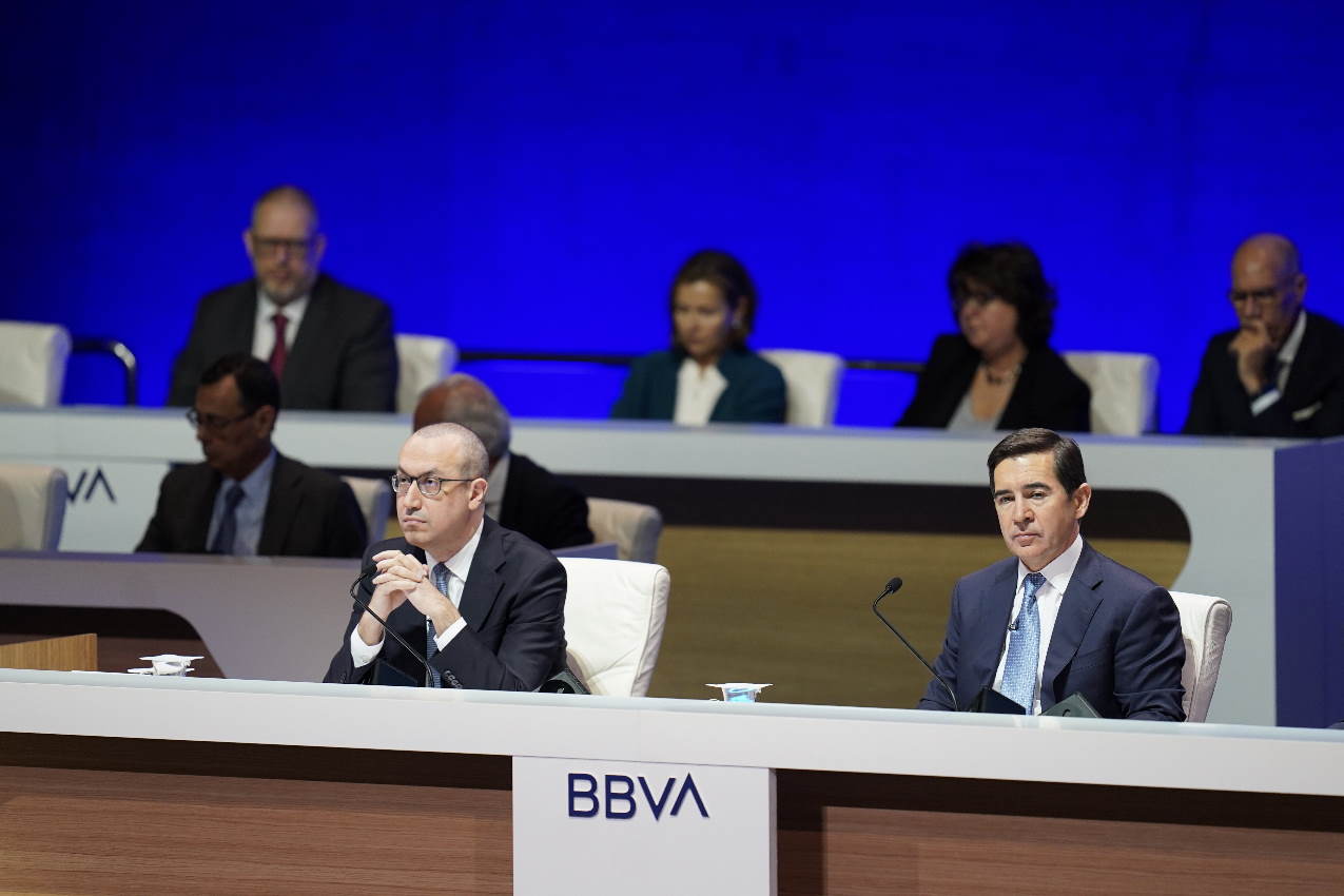 El CEO de BBVA, Onur Genç, y el presidente de BBVA, Carlos Torres Vila, durante la Junta general de Accionistas de BBVA. EP