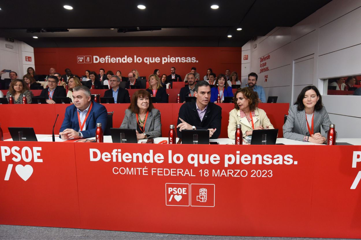 El presidente del Gobierno, Pedro Sánchez, junto a María Jesús Montero, Cristina Narbona, Andrea Fernández y Santos Cerdán, en el Comité Federal. Europa Press.