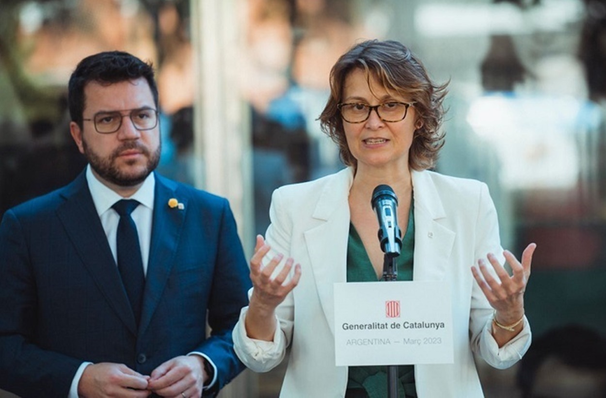 La consellera de Acción Exterior y Unión Europea, Meritxell Serret, junto al presidente Pere Aragonès