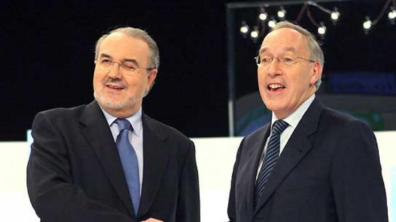 Pedro Solbes (izquierda) y Manuel Pizarro, durante un debate electoral. Archivo.