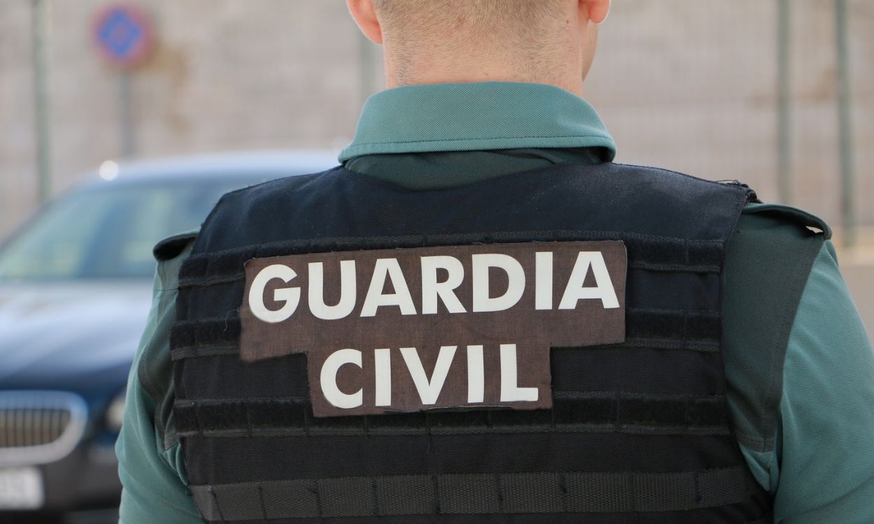 Agente de la Guardia Civil de espaldas. EP