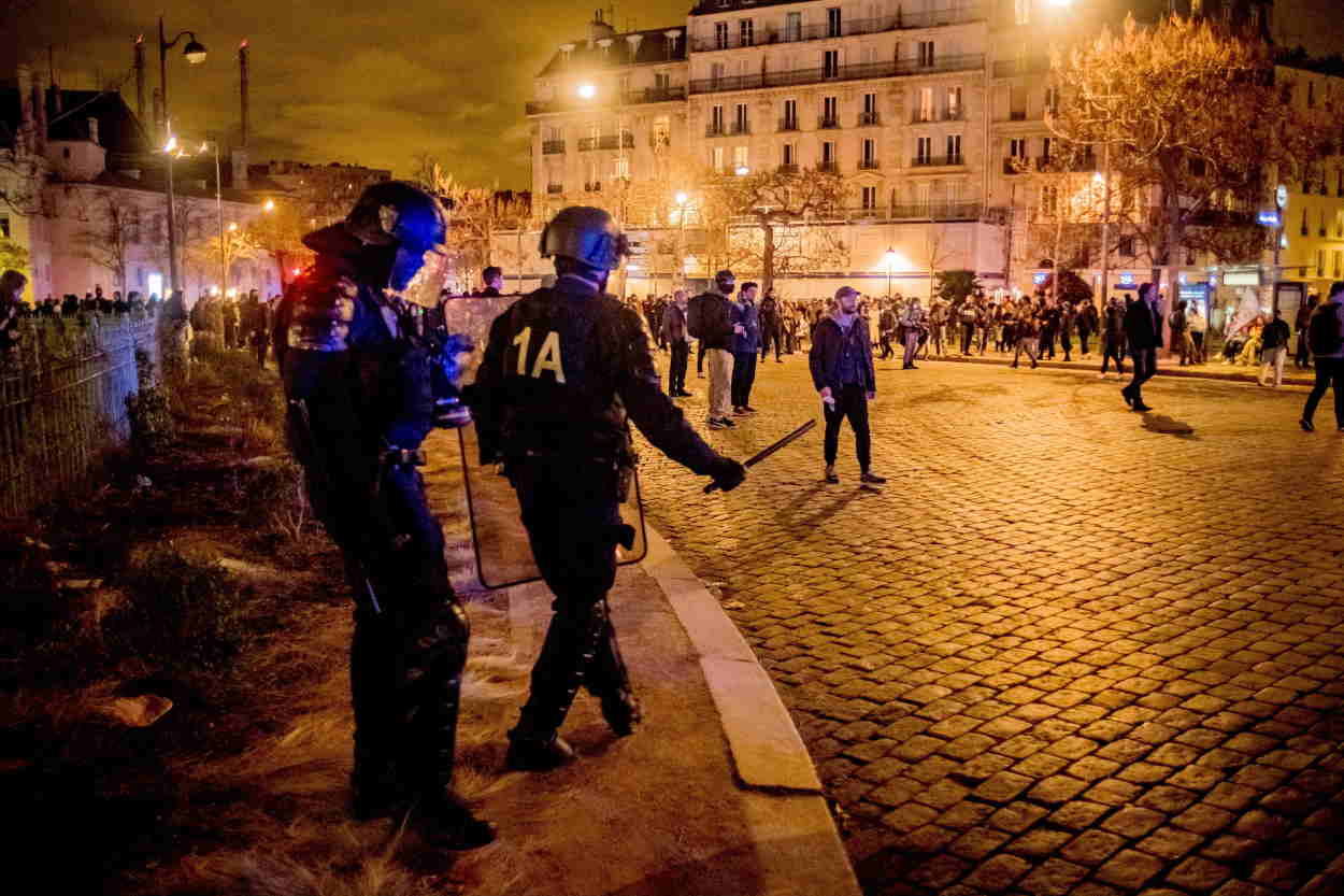 Policías antidisturbios en una plaza parisina durante las protestas contra la reforma de las pensiones. EP.