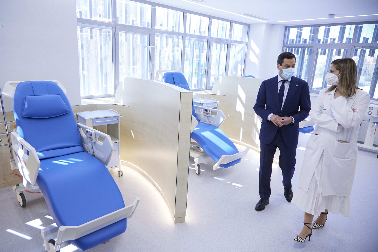 El presidente de la Junta de Andalucía, Juanma Moreno, visita el hospital de día durante la inauguración del Hospital Doctor Muñoz Cariñanos. Joaquin Corchero / Europa Press
