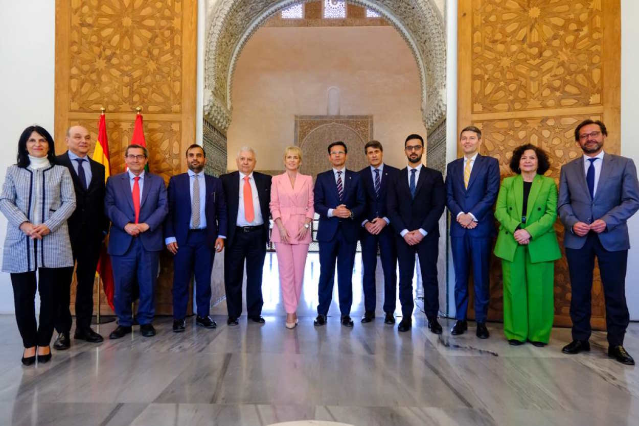 Foto de familia tras la firma del acuerdo entre el Gobierno de España y Emiratos Árabes Unidos