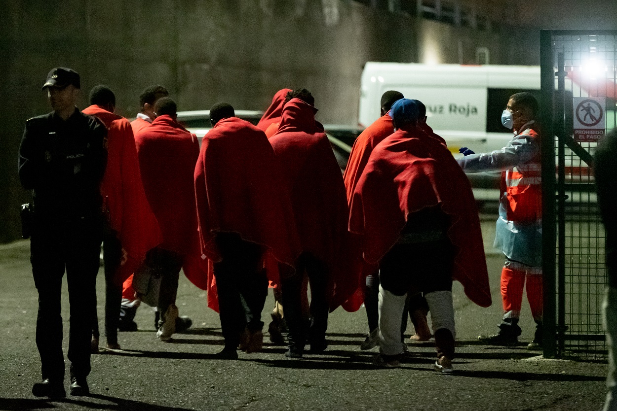 Imagen de recurso de decenas de personas siendo atendidas por Salvamento Marítimo. EP.