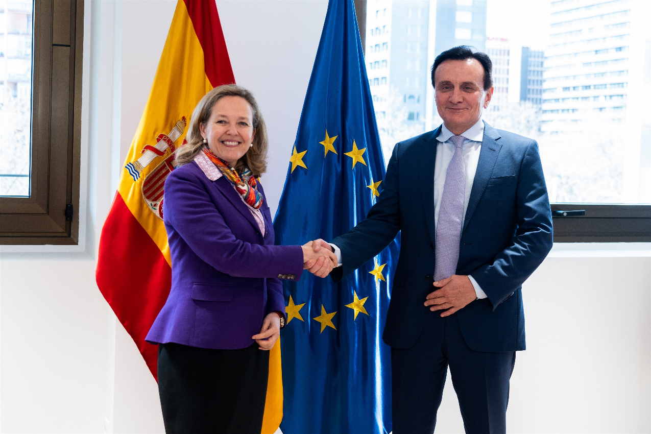 La vicepresidenta primera y ministra de Asuntos Económicos y Transformación Digital, Nadia Calviño; con el presidente mundial de AstraZeneca. EP