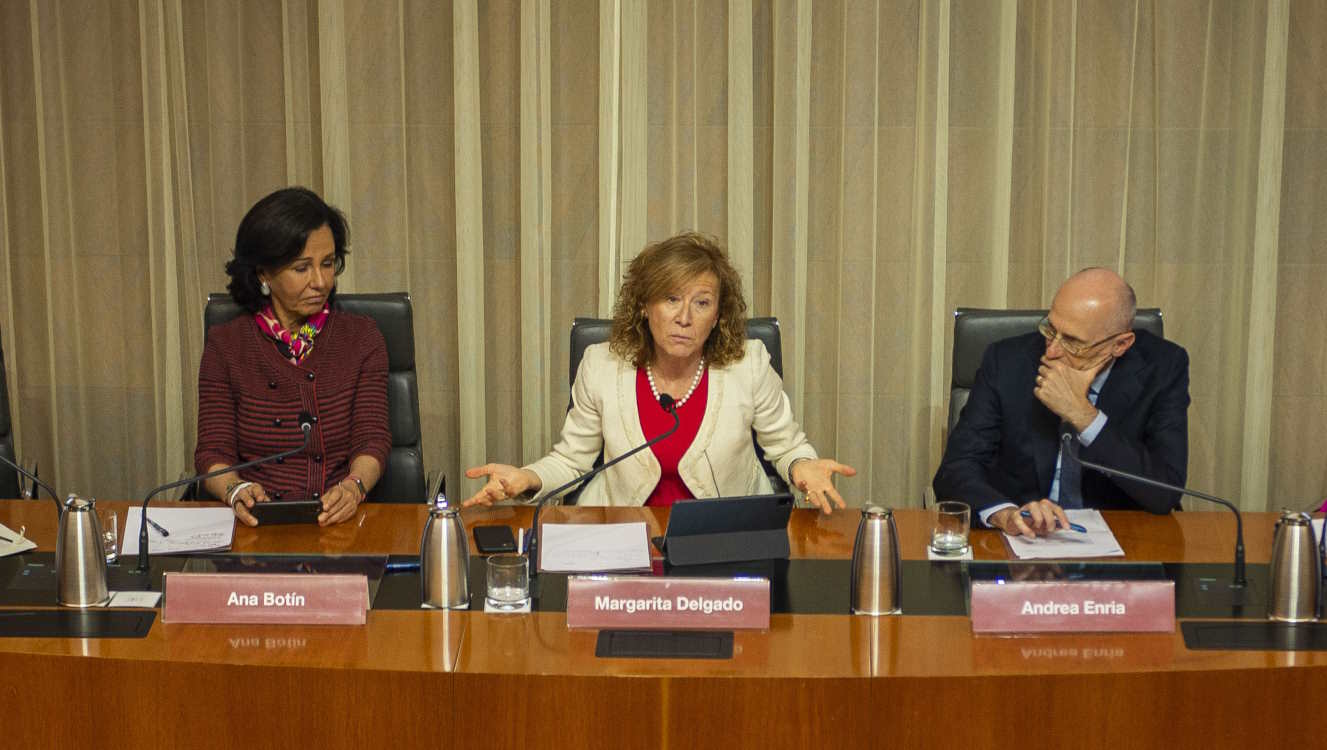 La presidenta del Banco Santander, Ana Patricia Botín; la subgobernadora del Banco de España, Margarita Delgado, y el presidente del Consejo de Supervisión del BCE, Andrea Enria. EP