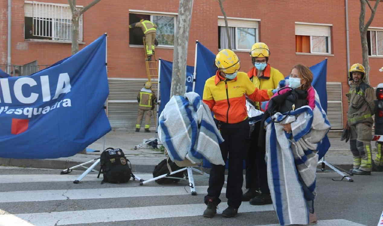 Efectivos de Bombers de la Generalitat tras el incendio de un edificio en Rubí. ACN
