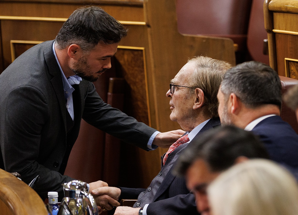 Gabriel Rufián saluda a Ramón Tamames. EP