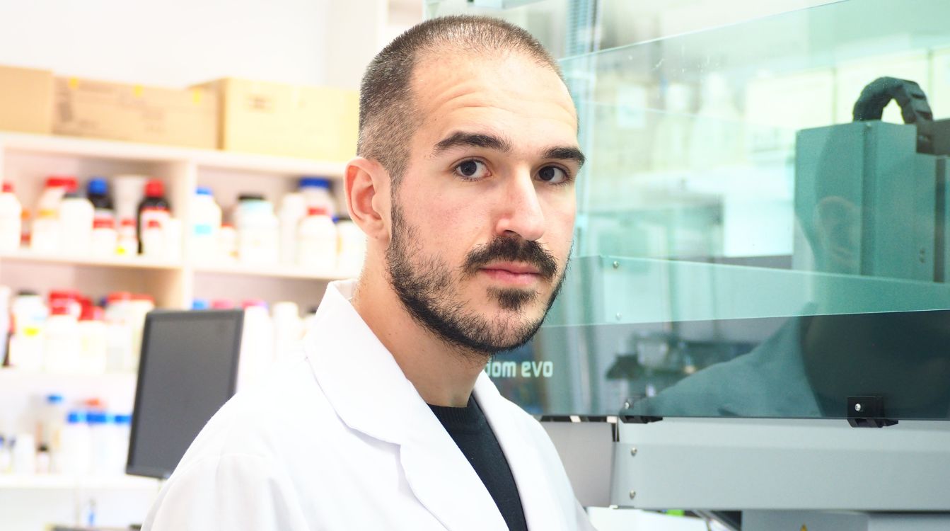 Alejandro Beltrán Nogal es un joven científico que actualmente realiza su doctorado en el Instituto de Catálisis y Petroleoquímica del CSIC