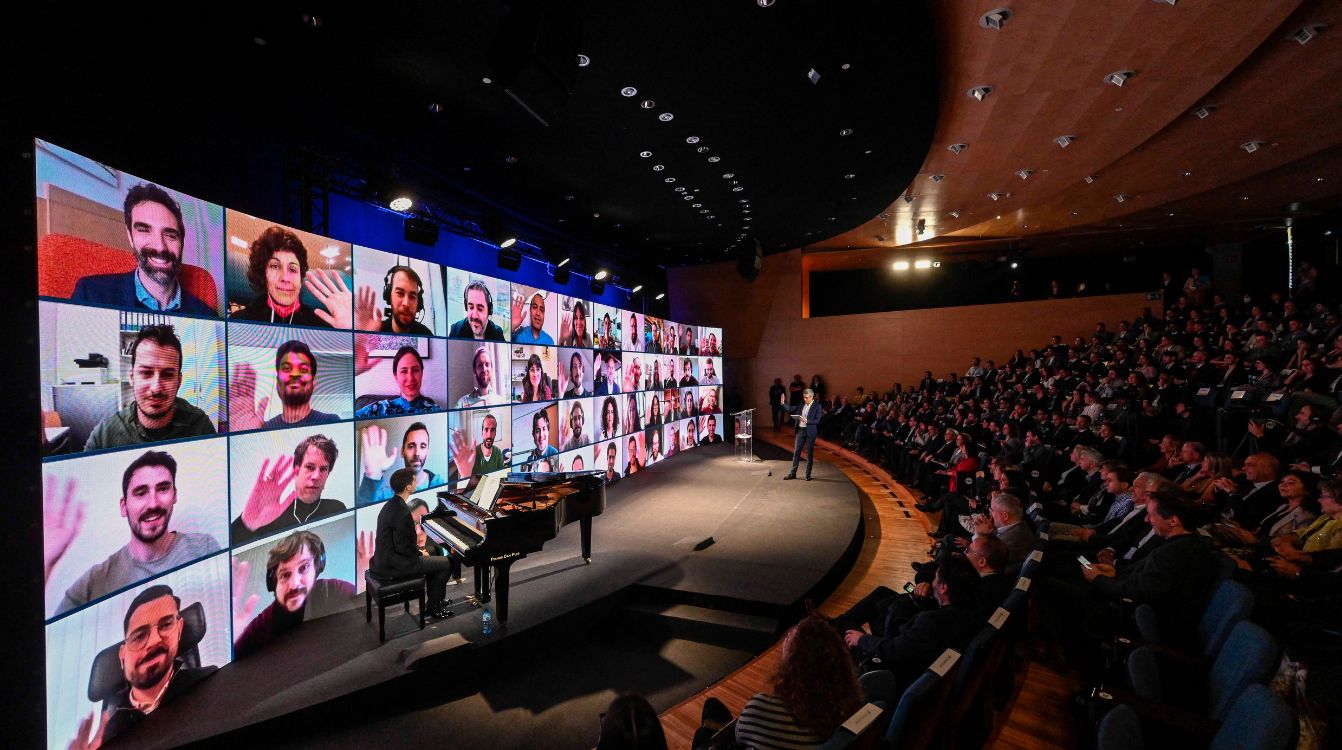 Un momento de la recogida de diplomas de la ceremonia de becas de doctorado y posdoctorado