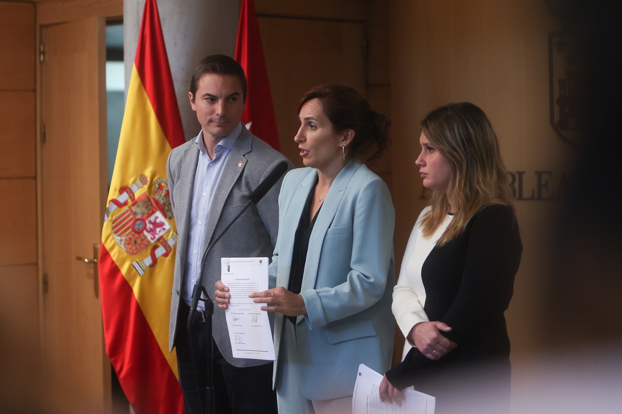 El secretario general del PSOE madrileño, Juan Lobato; la portavoz de Más Madrid en la Asamblea de Madrid, Mónica García, la portavoz adjunta de Unidas Podemos en la Asamblea de Madrid, Alejandra Jacinto. EP.