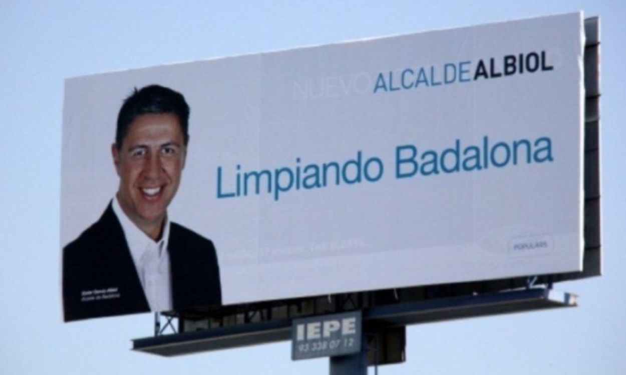 El polémico cartel electoral de Xavier García Albiol Limpiando Badalona