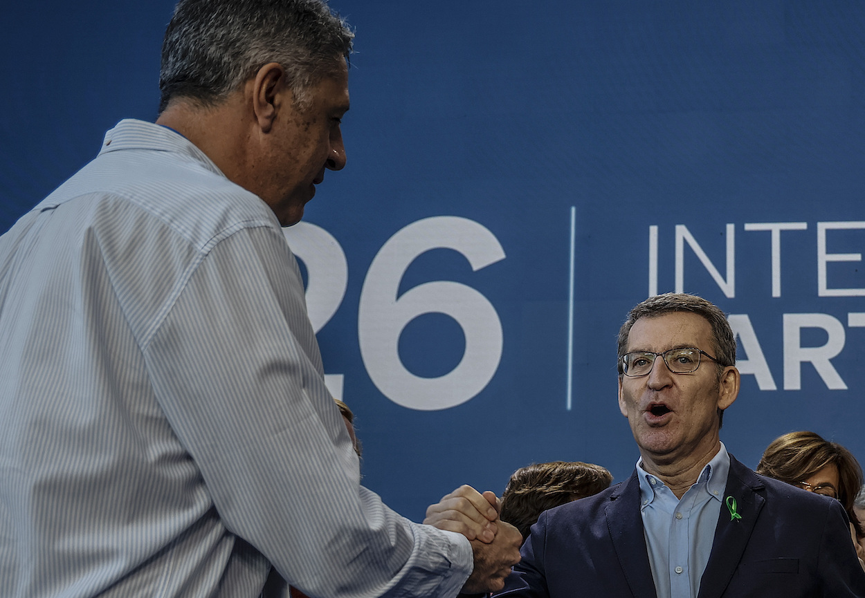 El presidente del Partido Popular, Alberto Núñez Feijóo, saluda a Xavier García Albiol. EP